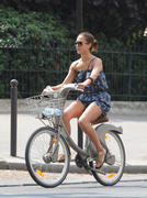 Jessica Alba super sexy en Velib’ a Paris - hot.curul.fr