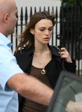 th_83697_Keira_Knightley_Rushes_from_her_Home_to_a_Car_in_London_7-13-07_4_122_1098lo.JPG
