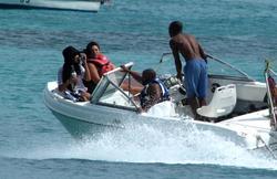 th_208114379_RihannaenjoysafunridewithfriendsonaboatinBarbados_49_122_186lo.jpg