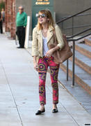 th_657105234_EmmaRoberts07062012EatingIceCreaminBeverlyHills13_122_186lo.jpg