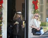 Olsen twins (Сестры Олсен: Мэри-Кейт и Эшли) - Страница 5 Th_43929_Preppie_-_Mary-Kate_and_Ashley_Olsen_Christmas_shopping_in_West_Hollywood_-_Dec._24_2009_4113_122_196lo