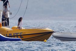 th_185686146_RihannaparasailinginCannes24.7.2012_57_122_357lo.jpg