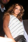 Beyonce Knowles (Бейонс Ноулс) - Страница 2 Th_72694_Preppie_-_Beyonce_Knowles_at_the_new_Kanaloa_Club_in_the_City_of_London_-_Nov._13_2009_2171_122_367lo