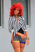 th_14121_Rihanna_shoots_Whats_My_Name_in_NYC_34_122_451lo.jpg