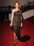 th_896681460_RihannaCostumeInstituteGalaMetBallinNYC_2.5.2011_83_122_538lo.jpg