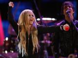 th_17951_avril_live015_122_705lo.jpg