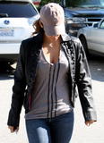 th_09966_Celebutopia-Halle_Berry_leaving_the_shopping_market_in_Beverly_Hills-13_122_855lo.JPG