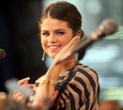 http://img154.imagevenue.com/loc424/th_06005_SelenaGomez_GoodMorningAmerica_NYC_230910_019_122_424lo.JPG