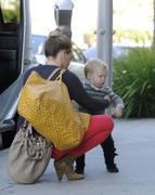 http://img154.imagevenue.com/loc448/th_875693184_Hilary_Duff_out_in_BeverlyHills9_122_448lo.jpg