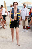 http://img154.imagevenue.com/loc77/th_82022_MischaBarton_OnthebeachinMiami_0043f_122_77lo.jpg